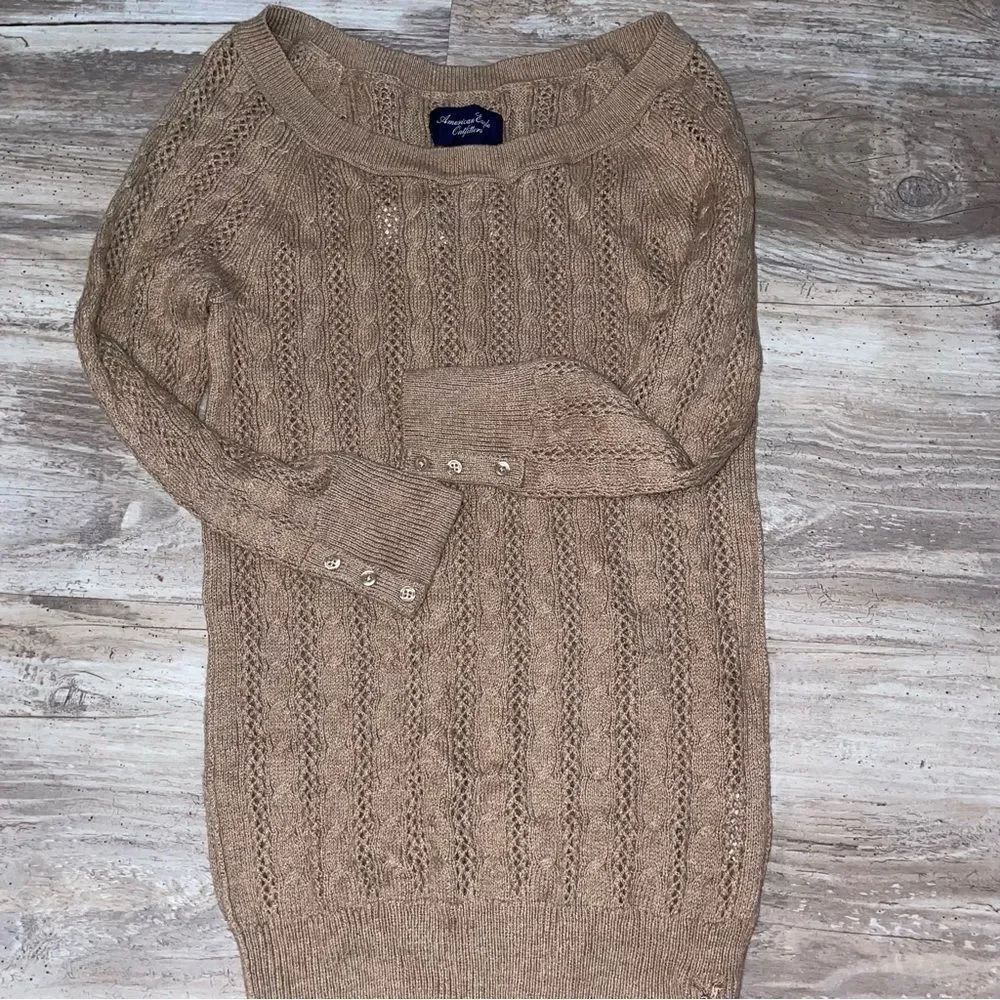 Aeo Light brown light knit sweater with decorative buttons on sleeve 3/4 sleeve